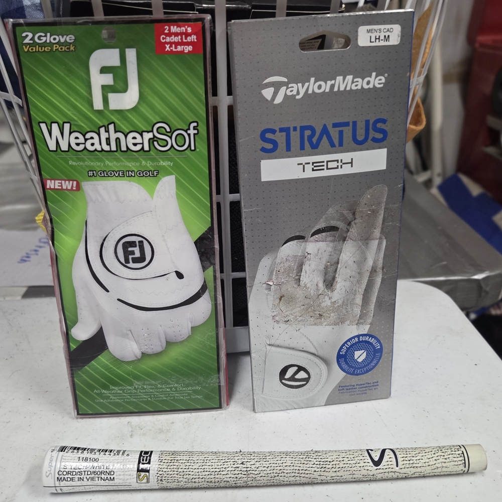 Superstroke Stech Grip, Footjoy Weathersof & TaylorMade Stratus Tech Golf Gloves